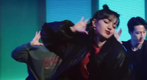 同是选秀节目导师，刘逸云到场，Lisa却是网络连线，片酬太好拿！