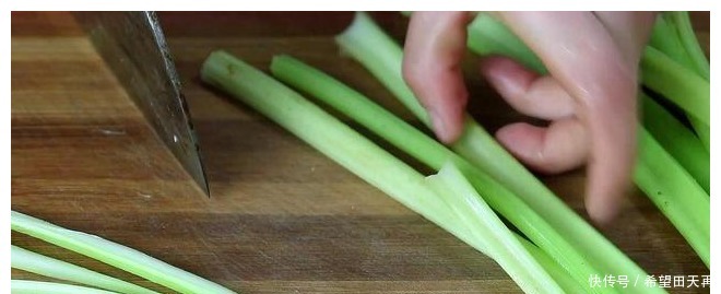 芹菜|芹菜最好吃做法,让你宁愿不吃肉,天天吃不腻,上桌就扫光!