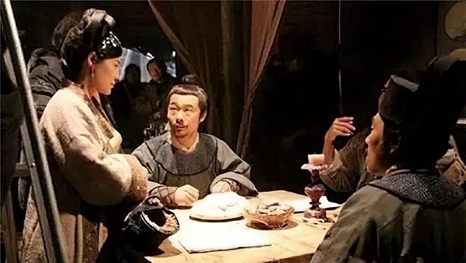 吃完饭|为什么古人吃完饭扔下银子就走,就不怕多给吗,小二也不数银子?