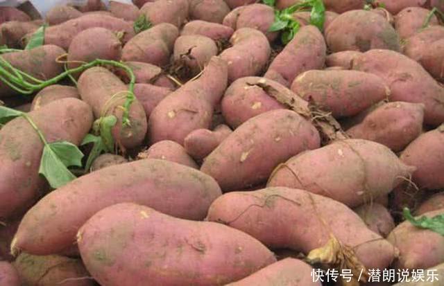 喝水|嘴唇总是干裂没亮泽不只是缺水,还跟缺乏一种营养素有关