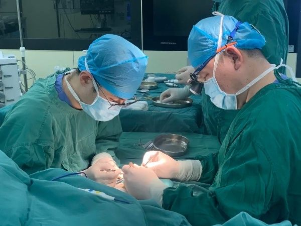杭州市儿童医院|2岁男孩长了一对“蟹钳”！医生提醒：切勿错过最佳手术时机
