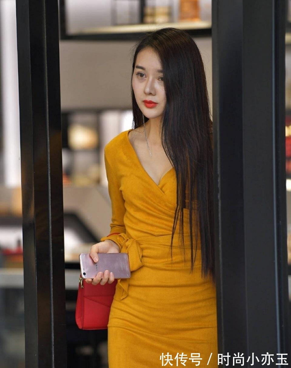 表面|表面上是好闺蜜,在穿搭上“较起劲”,网友:支持左边的