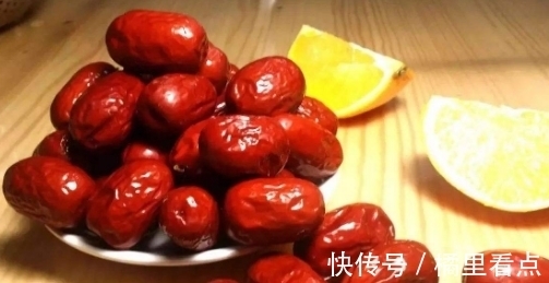 在吃干红枣之前要清洗，只需多做一步，清洗出来就知道水有多脏了