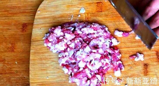 夏天,遇到此菜别手软,1元一斤,维C是土豆6倍,用来蒸包子最香