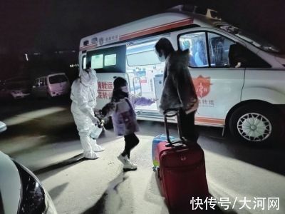 疫情|可爱又坚强 隔离转运中的两岁孩童可爱又坚强不哭不闹自己上车