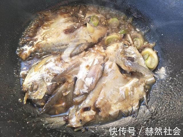 炖鱼时，先煎鱼还是先加水？教你炖鱼小妙招，鱼肉完整不碎