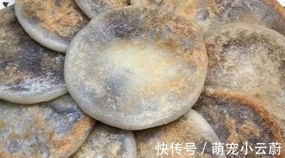 最近我家没少吃它,包一物按成饼,煎一煎出锅,外皮筋道馅香甜,美味