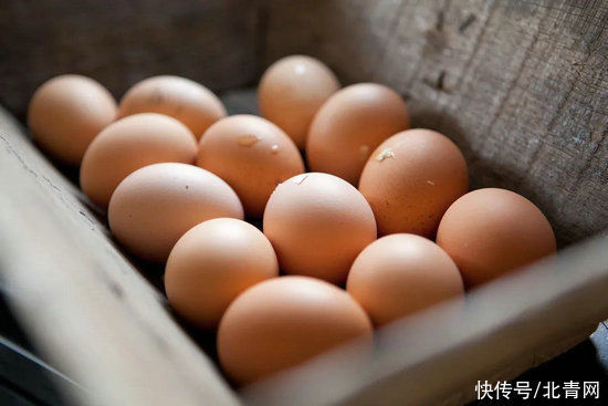 鸡蛋买回家，不要这样直接放冰箱，许多人都做错了
