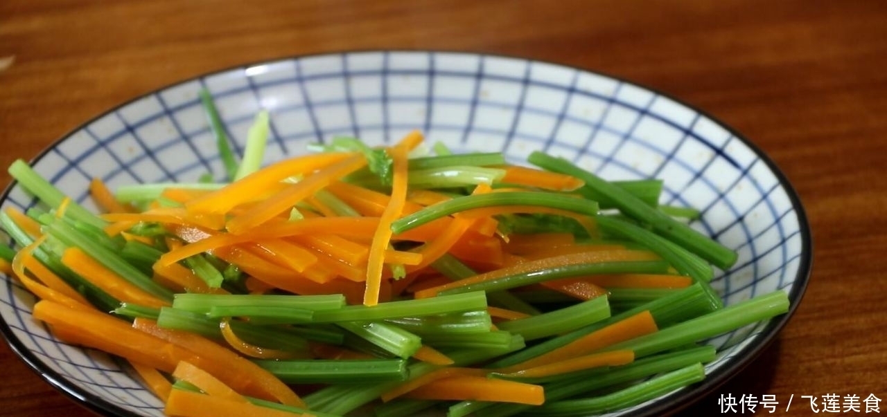 凉拌鸡胗别直接焯水，先卤后拌更入味，脆嫩爽口，下饭又下酒