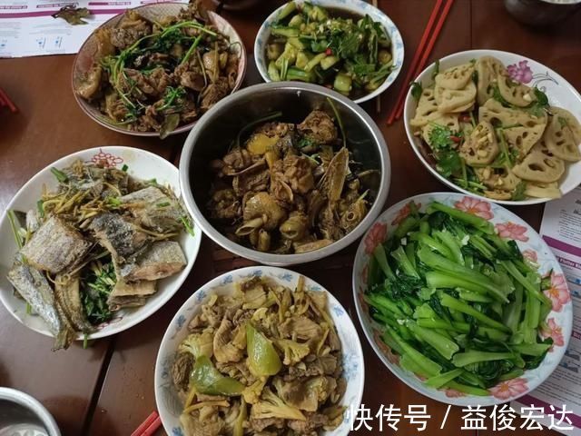 高温|带男友回家，爸爸顶着高温用柴火烧菜，吃完饭后男友留下2千元