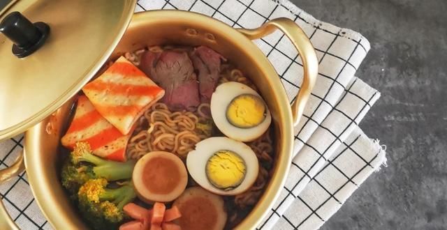 卖光|泡面新做法邻居拿到校门口卖150份每碗6块全卖光你觉得赚吗