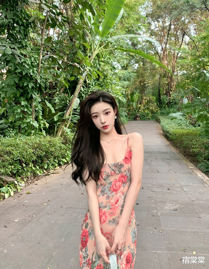 印花连衣裙，知性与性感并存，温柔的不得了