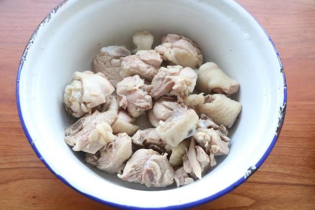 冬吃萝卜夏吃姜,加上3个鸡腿炖一锅,就是一道百吃不腻的好菜