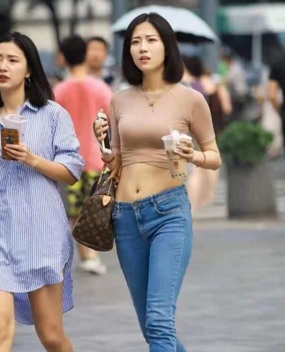 女神|街拍:瑰姿艳逸的美女,一件一字肩上衣配卡其色短裙,时尚女神范