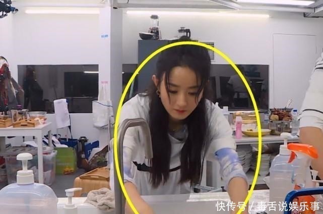 赵丽颖被说“卖惨”,刷碗2小时导致腰伤复发当镜头拉远瞬间露馅