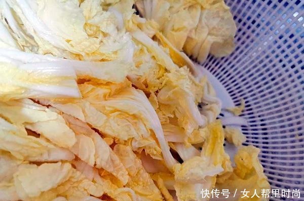 搞定娃儿,一张馄饨皮就够了,鲜甜又多汁,这锅够暖心