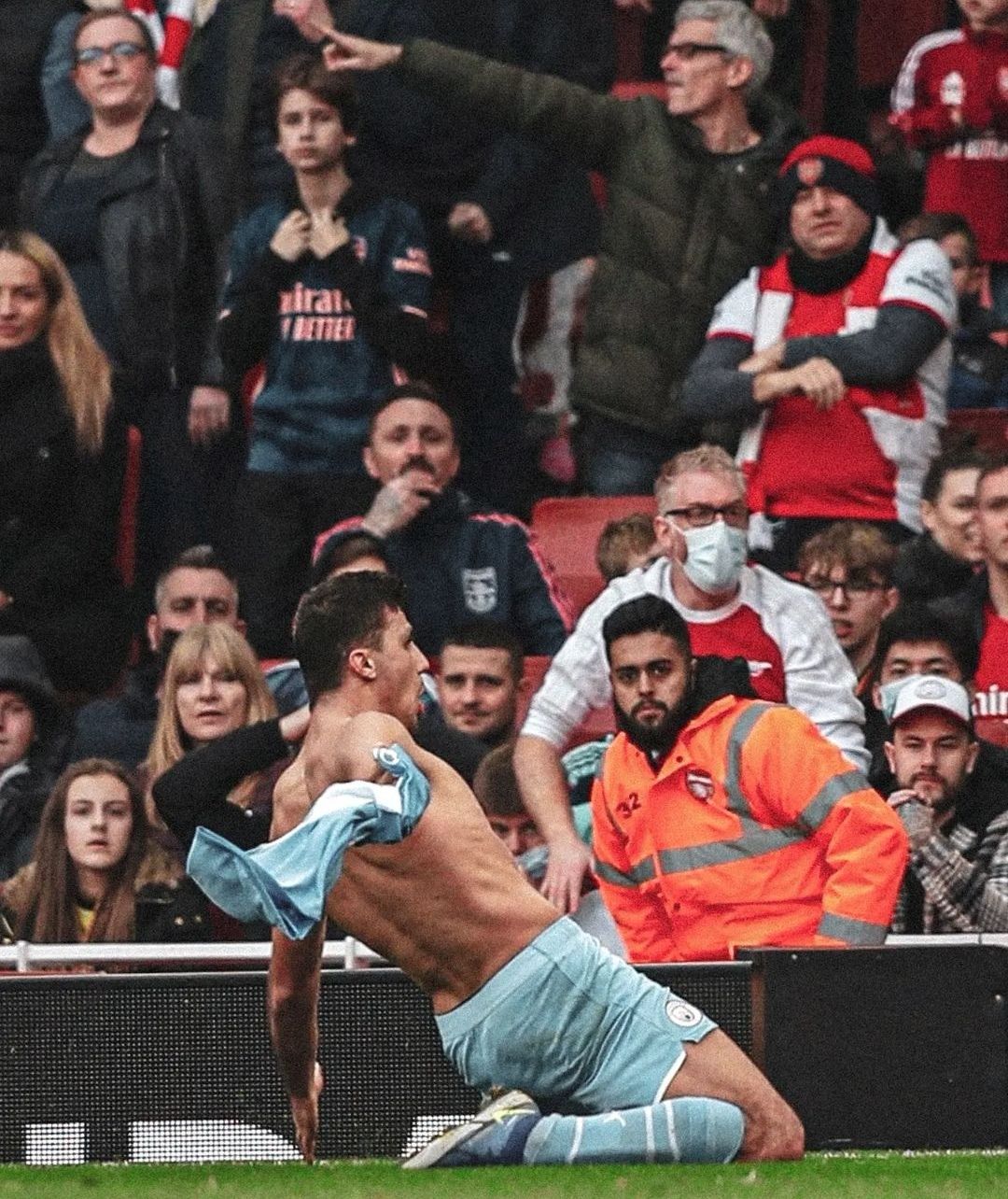 曼城隊|曼城2-1！絕殺功臣脫衣慶祝，保安大哥冷冷瞪著他，眼神像一把劍