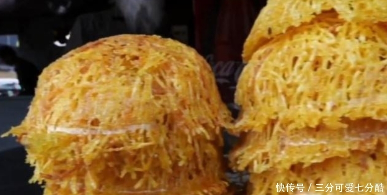 小吃|大妈街头巧卖“黄金碗”,10元一个,顾客:这碗真好吃