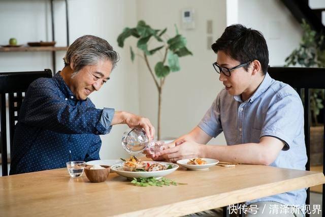 董大爷|上了年纪的老人,该不该把手里的钱告诉子女三位老人说得很实在