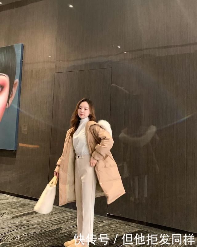 配对|别总穿黑色了,冬天流行的是“奶茶色”羽绒服,配对裤子更时髦!