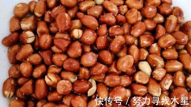 炒花生时,加入这样东西,炒出来花生又香又脆,且放久也不会返潮!
