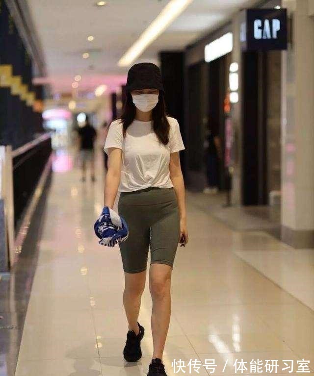 黑色 黑色打底裤搭配短款红色上衣,柔滑细腻,较青春时尚!