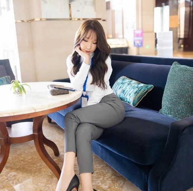 公司新来的美女销售,看这打扮确实有点道理