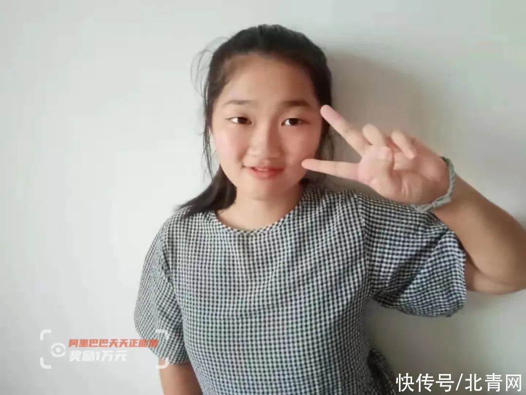 通知书|每周扛10升水去上学的农家女孩考上大学啦！收到通知书，父母眼眶红了