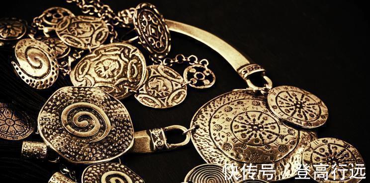 墓室!打开墓室门后,考古学家马上拨通政府电话:快派人来保护我们