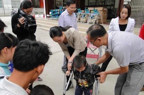 医生|孕检发现孩子没有手脚,妈妈却坚持和医生说“生”,如今活成公主