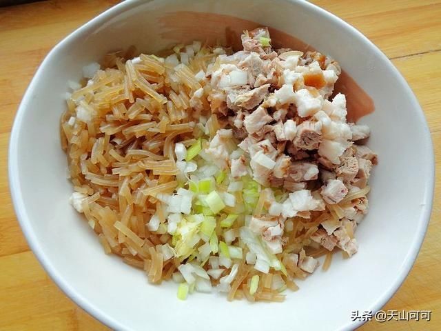 皮薄馅香白萝卜肉盒子,鲜美又多汁,凉了都软和,一家老小都可吃