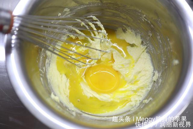 出炉|夏天想吃蛋糕别愁,2个鸡蛋做12个小蛋糕,15分钟出炉,省心快手