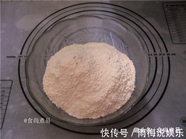 此款面食很简单,捏一捏,烙一烙就完成,皮薄馅大越嚼越香