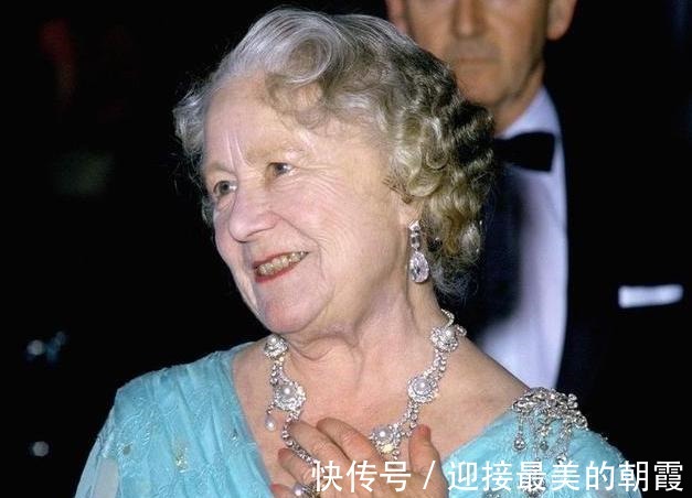 蛇形项链 卡米拉的蛇形项链20年前做情人时查尔斯送的,蛇蝎气质一目了然