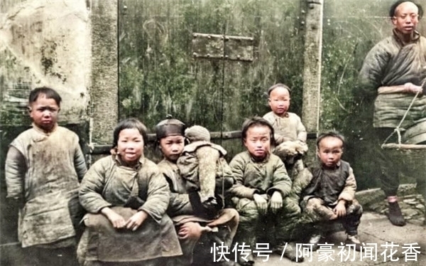 天良!同治年间,俩乞丐街头耍“人面蛇”,真相令人胆寒:此非蛇而是人