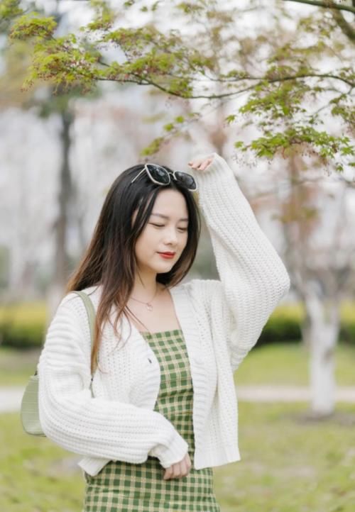 裙子 + 小白鞋，裙子 + 平底鞋，2021巨in组合 ！