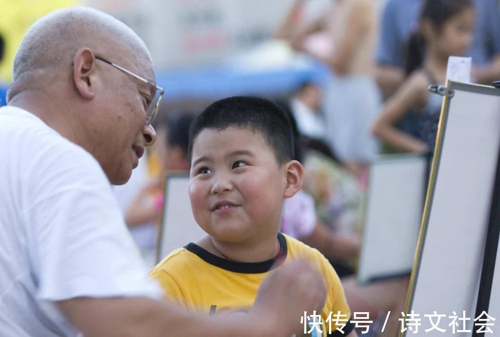 父母|“新型啃老”正在啃掉父母的棺材本,父母毫无察觉,反夸孩子孝顺