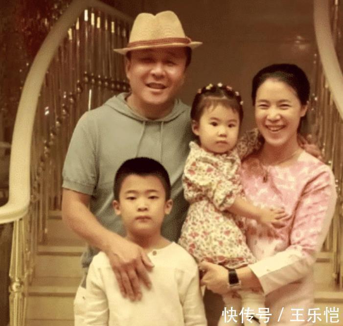 乒乓球|王楠老公给一对儿女颁奖!白手起家成亿万富翁,结婚17年幸福美满