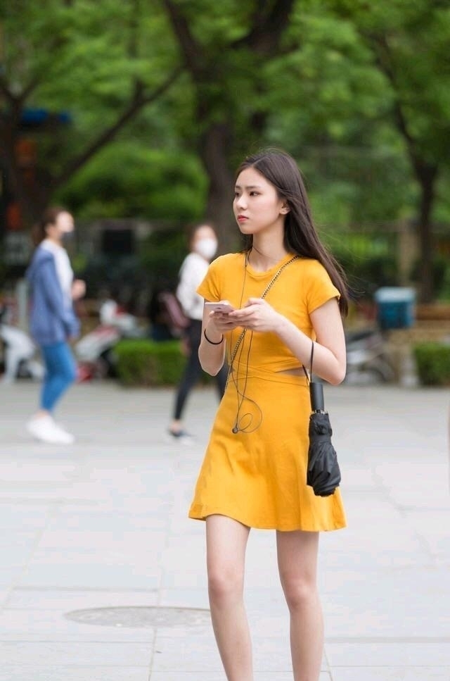 连衣裙|美女街拍:连衣裙小姐姐大步向前走,动感活力,爱了爱了!