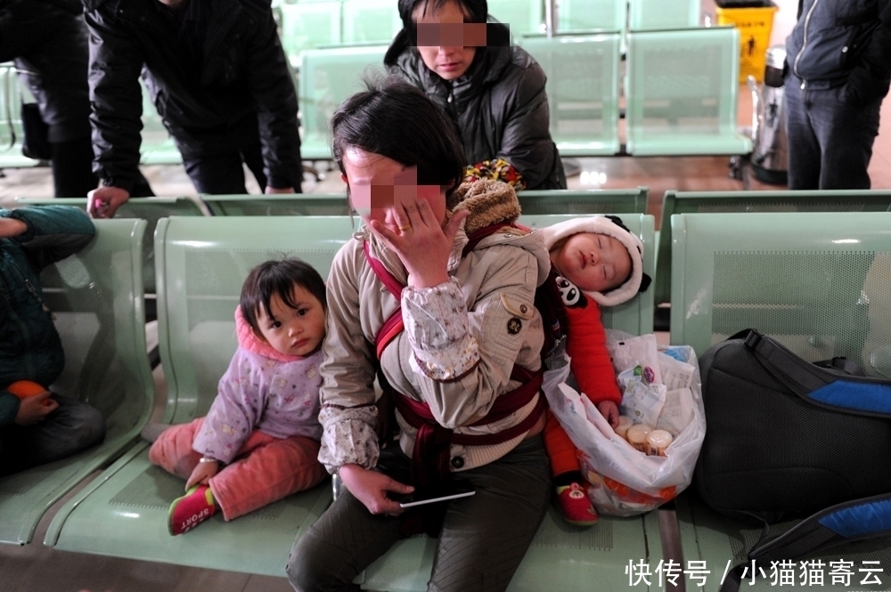 孩子|粗心妈妈自顾打电话,看到后背小宝贝,经人提醒后心里不是滋味