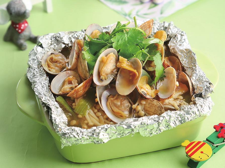 花甲别再炒着吃了,加一把金针菇上锅一蒸,鲜美多汁,上桌抢着吃