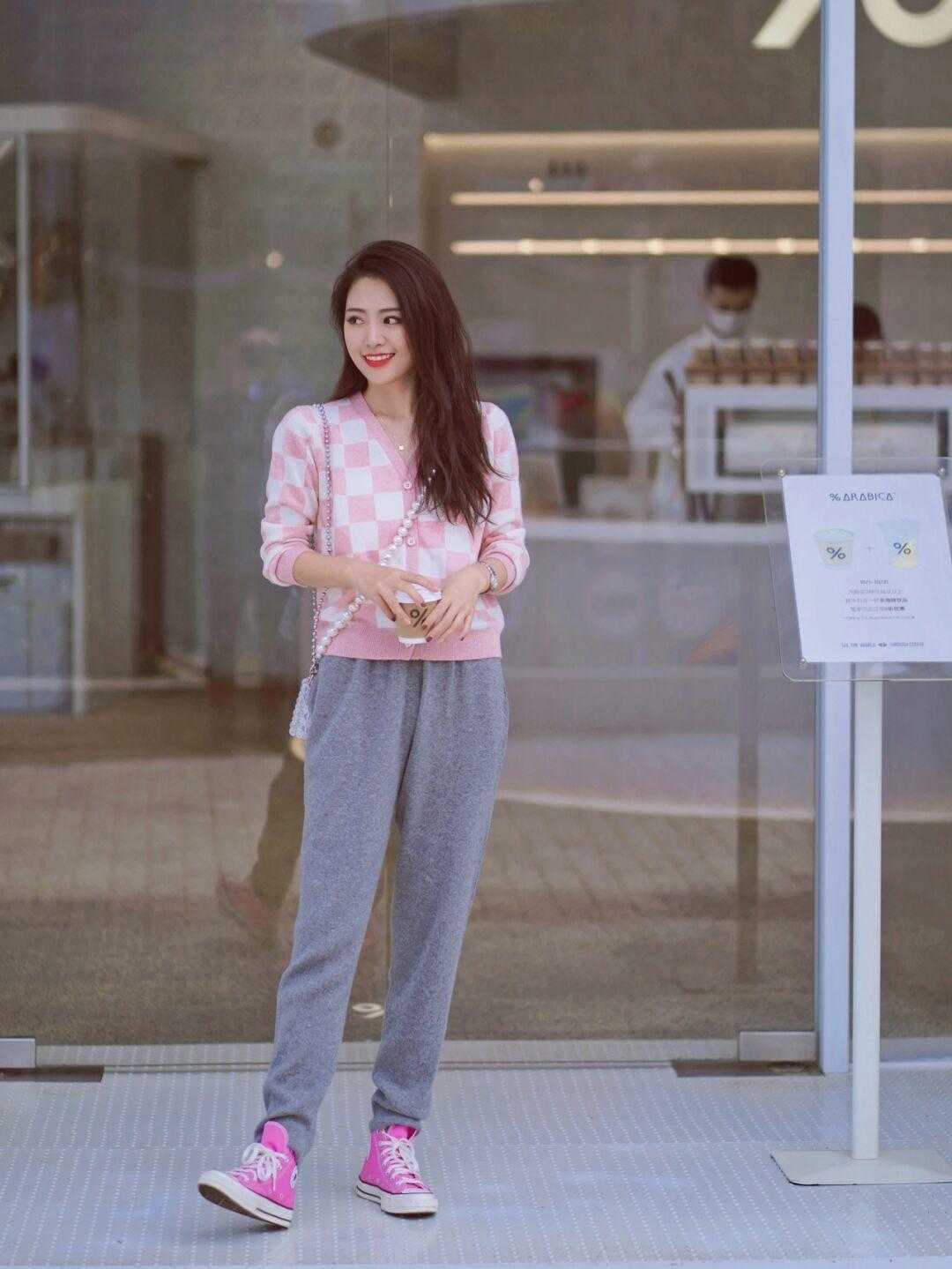 时髦精 时髦精们集合了!今年大火的棋盘格单品我给大家整理了,千万码住