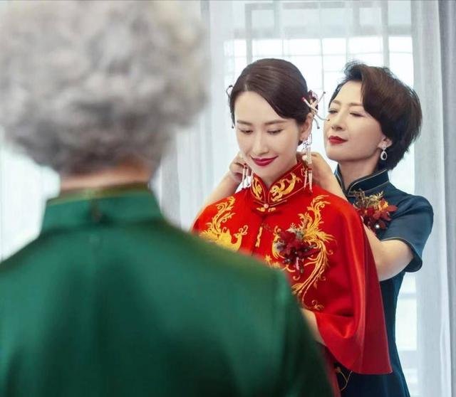 女人要优雅老去！祖孙三代婚礼上同穿旗袍，白发外婆比新娘更抢镜