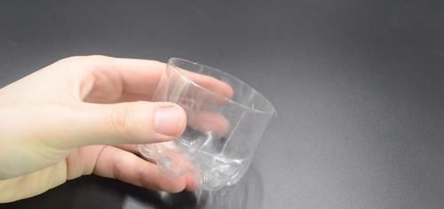 塑料瓶上穿一根绳子真厉害,这个用途懂的人还不多,早知道早受益