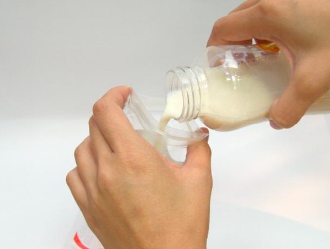 家长|家长冲奶粉的方式错了,相当于给娃喝“微塑料”,你是否做过