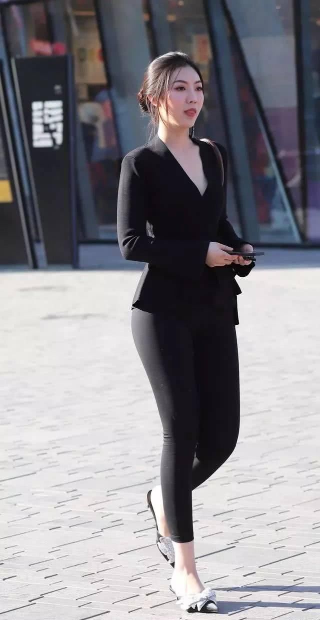 街拍美女小姐姐你的身材气质咋这么好呢好养眼啊