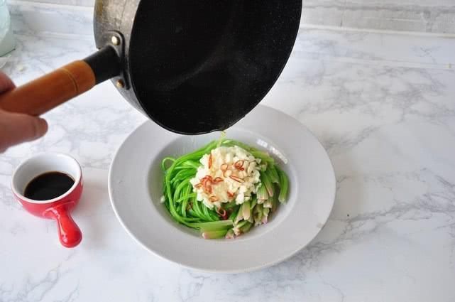 五十岁阿姨的创新菜,菠菜不吃叶光吃杆,焯一焯浇点油,好吃好看