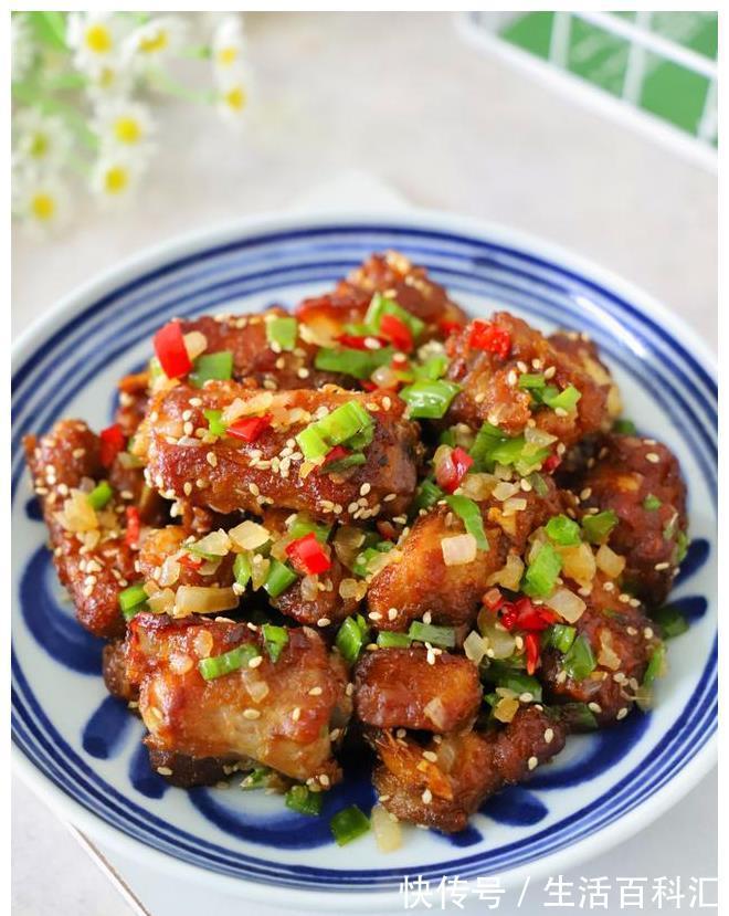 鲜香|入伏后孩子最馋排骨这做法,鲜香入味不油腻,炸后加料一拌,真香