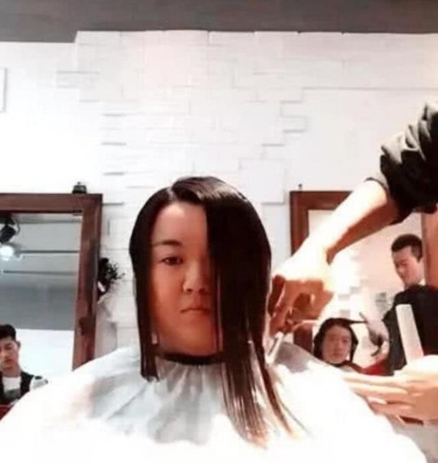小姐姐为遮挡大圆脸，挑战公主切，网友这个发型不适合你！