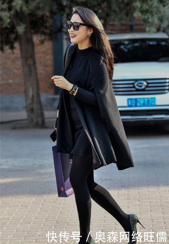 性感|街拍:“黑丝袜”果然是好东西,让美女显得更性感了